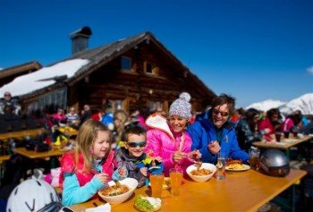 Mittagessen auf der Skihütte