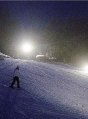 Skifahren ist am Ravensberg dank der Flutlichtanlage auch in den Abendstunden noch möglich