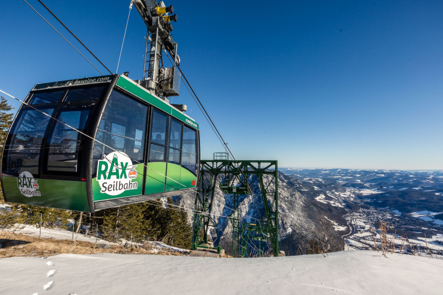 Die Rax-Seilbahn wurde bereits im Jahr 1925 errichtet. Von November 2015 bis Juni 2016 wurde sie modernisiert.