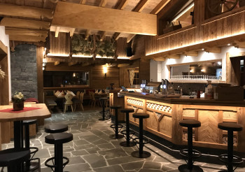 Direkt neben der Talstation der Seilbahn Silver Jet steht die neue Skihütte und Après-Ski-Bar “Mühlstodl”.