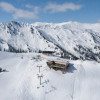 Herrliches Winterpanorama mit Blick auf die Skihütte Hochsitz.