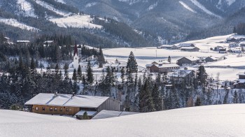 Blick auf den Ort Steinberg mit Pfarrkirche