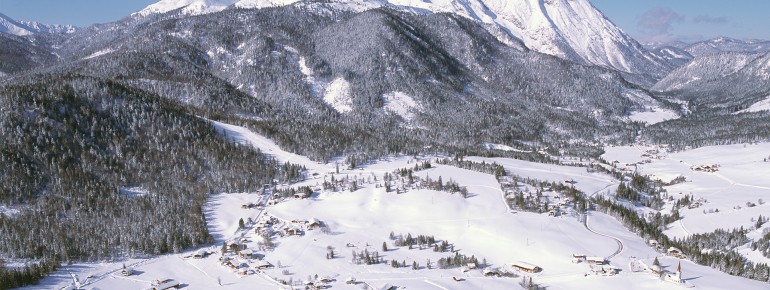 Steinberg am Rofan - dahinter das große Bergmassiv des Unnutz