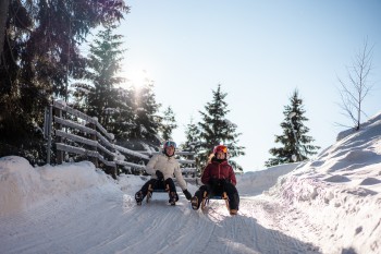 Rodeln entlang der längste, beleuchteten, beschneiten Rodelbahn Italiens