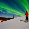 Zwischen September und März erscheinen in Saariselkä die Nordlichter über dem Horizont.