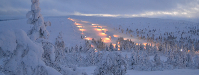 Die Beleuchtung der Pisten in Saariselkä garantiert ein unvergessliches Skivergnügen im Norden Finnlands.
