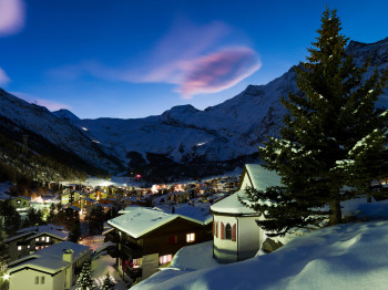 Der Ort Saas-Fee bei Nacht.