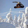 Im Snowboard-Park springen Freestyler über Hindernisse inmitten der finnischen Wildniss.