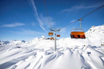 Topmoderne Liftanlagen verbinden die Schweiz und Österreich im Skigebiet Samnaun/Ischgl