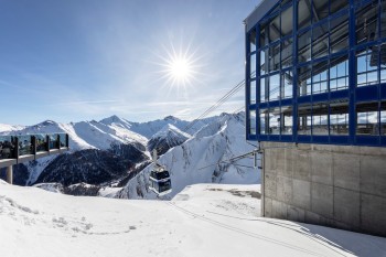 Von der doppelstöckigen Pendelbahn ab Samnaun‑Ravaisch gelangt man in wenigen Minuten zum Alp Trider Sattel, einem der zentralen Zugänge zur Silvretta Arena.