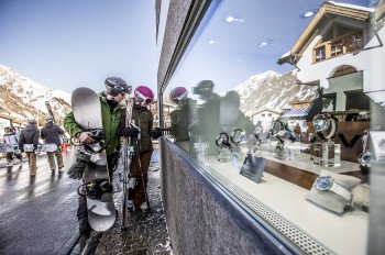 Nach dem Skifahren laden die 50 Shops in Samnaun zum Duty Free Shopping ein.
