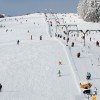 Der Doppel-Schlepplift in Grün bringt die Wintersportler auf den Berg.