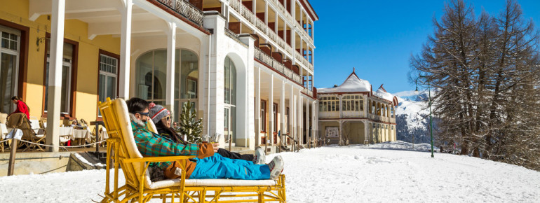 Auf der Terrasse der Schatzalp kannst du bei sonnigem Wetter entspannen.