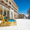 Auf der Terrasse der Schatzalp kannst du bei sonnigem Wetter entspannen.