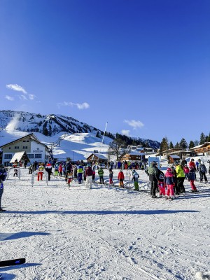 Gut besuchtes Kinderland mit dem LIFTHUS im Hintergrund