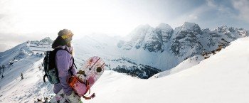 Auf der Suche nach den besten Freeride-Lines geht es durch das Skigebiet.