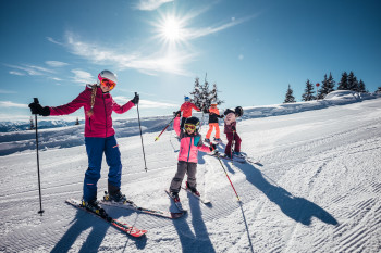 Es gibt Kinderskischulen, Kinderparks, die den Aufenthalt für Familien angenehm gestalten.
