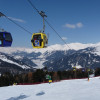 Die Gondelbahn bringt die Skifahrer bequem in das Skigebiet