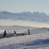 Wer im Kinderland fleißig geübt hat, kann sich danach auf der rot markierten Piste beweisen