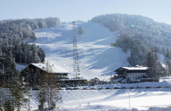 Blick auf die Sportalm im Skigebiet am Gschwandtkopf.