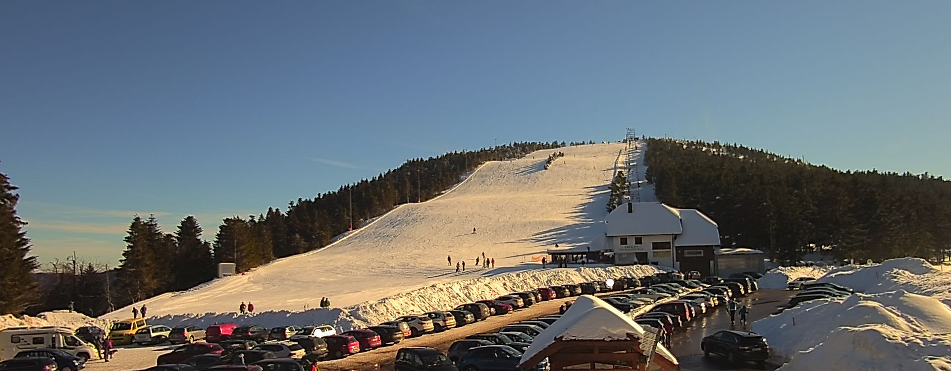 Blick von der Webcam am Parkplatz auf den Abfahrtshang.