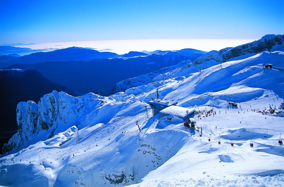Das Skigebiet besteht aus dem slowenischen Teil Bovec Kanin sowie dem italienischen Teil Sella Nevea.