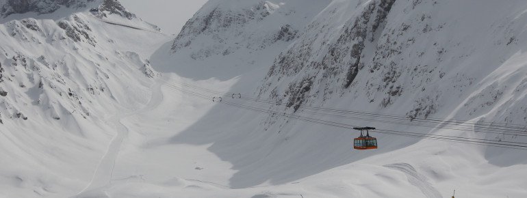 Die Prevala Seilbahn bringt die Besucher zum gleichnamigen Gipfel, von wo aus man mit dem Sedlo-Sessellift zwischen den Teilgebieten wechseln kann.