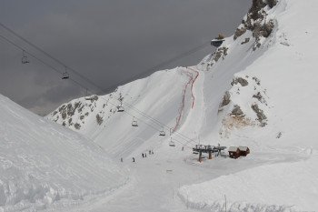 Zwei Vierersessellifte und ein Dreiersessellift befördern im slowenischen Teil die Wintersportler.