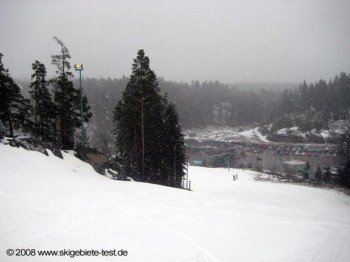 Abfahrt 1 im Osten des Skigebietes mit Blick ins Tal!