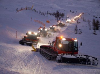 Nachts werden die Pisten in Serfaus Fiss Ladis wieder auf Vordermann gebracht.