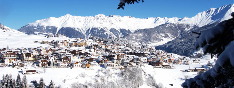 Der tiefverschneite Skiort Serfaus.
