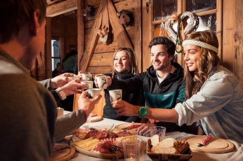 Zwischendurch kann man den Hunger mit einer Tiroler Bretteljause in einer der urigen Hütten stillen.