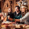 Zwischendurch kann man den Hunger mit einer Tiroler Bretteljause in einer der urigen Hütten stillen.