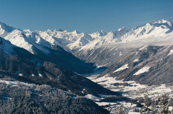 Das Stubaital in Tirol ist sowohl im Winter als auch im Sommer eine beliebte Reisedestination.