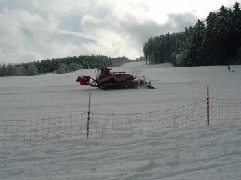 Für beste Bedingungen sorgen die Pistenfahrzeuge des SC Burbach.