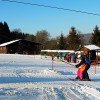 Der Burbachlift in der Wintersaison 2016/17 mit der Skihütte des SC Burbach im Hintergrund.