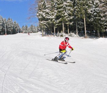 Auch geübte Fahrer kommen am Silbersattel auf ihre Kosten: Das Skigebiet bietet drei schwarz markierte Abfahrten