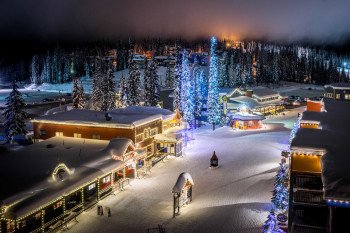 Das Silver Star Mountain Resort Village beleuchtet bei Nacht.