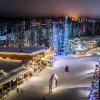 Das Silver Star Mountain Resort Village beleuchtet bei Nacht.
