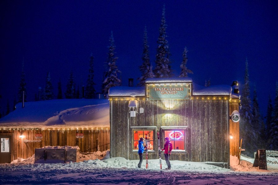 Paradise Camp zwischen den Liften Home Run Tee und Powder Gulch Express glänzt mit einem vielfältigen Speisenangebot und fantastischer Aussicht.