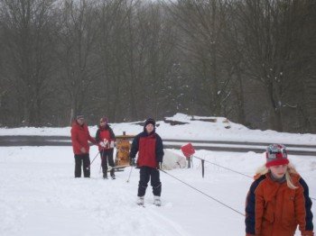Hier sieht man den Übungslift und den Skischulhang im Skigebiet Simmelsberg in Hessen, Deutschland.