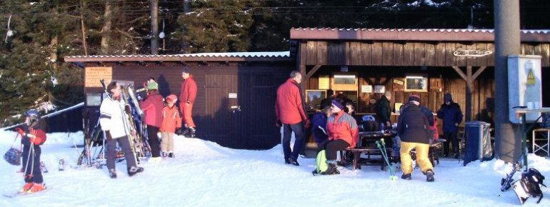 Für das leibliche Wohl ist im Ski Imbiss oberhalb des Lift 3 bestens gesorgt.