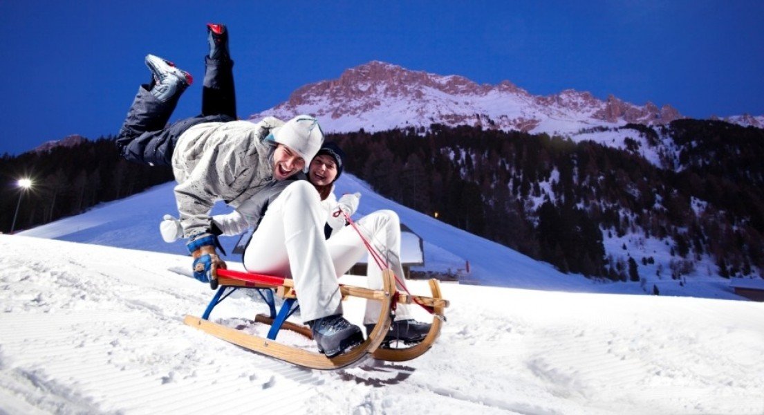 Bei Flutlicht kann man abends im Skigebiet Obereggen nicht nur Skifahren, sondern auch Rodeln.