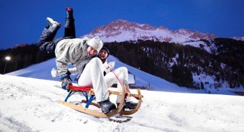 Bei Flutlicht kann man abends im Skigebiet Obereggen nicht nur Skifahren, sondern auch Rodeln.