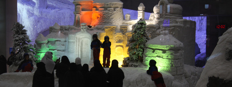 Auch Kunstwerke aus Eis und Schnee dürfen in der Skihalle in Dubai nicht fehlen.