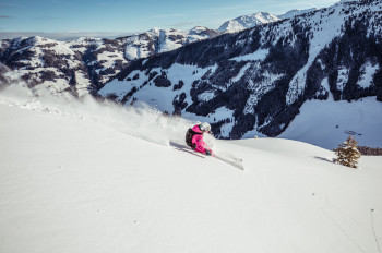 Skifahrerin beim Carven im Ski Juwel Alpbachtal Wildschönau