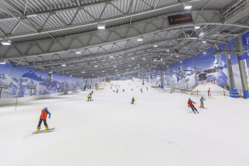 Blick auf die Piste der Skihalle.