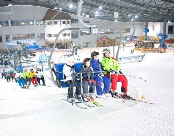 Blick auf den 4er-Sessellift der Skihalle in Neuss.