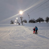 Die Piste ist täglich bis in die Abendstunden beleuchtet.