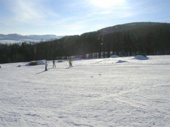 Wintersportvergnügen in Hessen - der Schlepplift am Zuckerfeld macht's möglich!